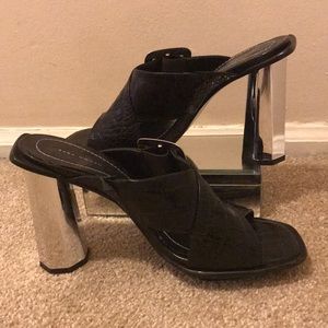 Stunning mirrored heel pumps!